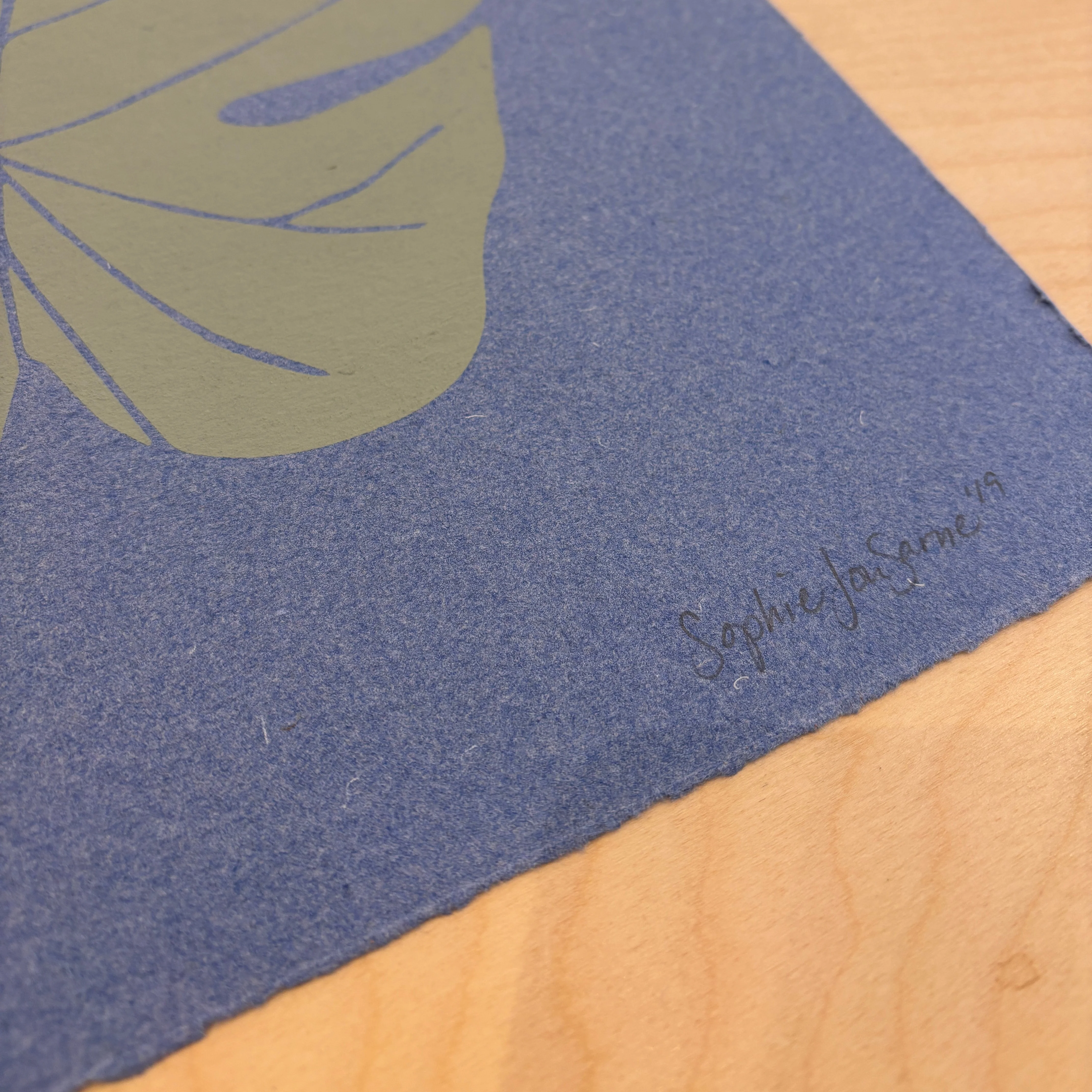 Affiche sérigraphiée 'Feuille verte' sur papier bleu - Image 2