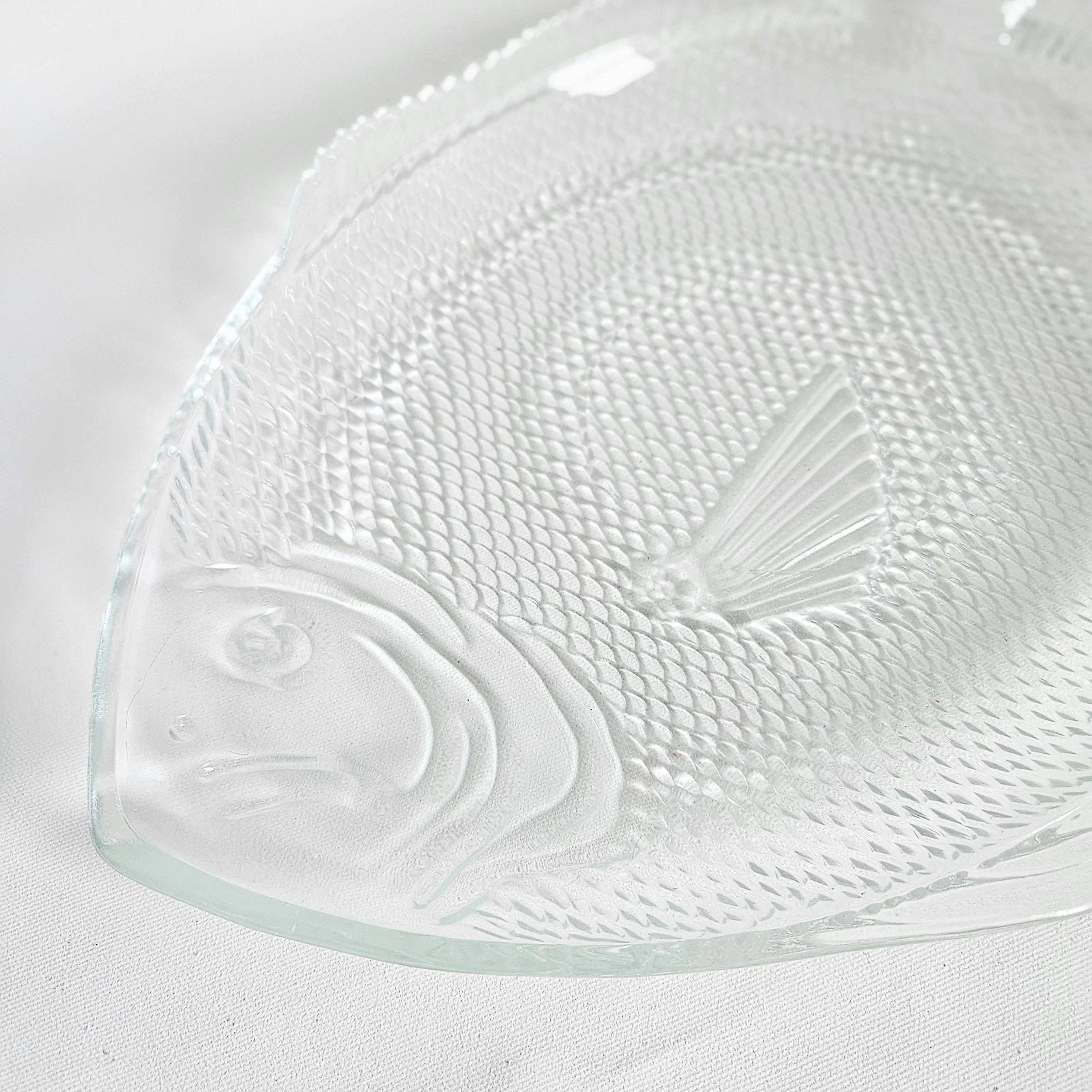Assiette en verre texturé Poisson, USA vintage