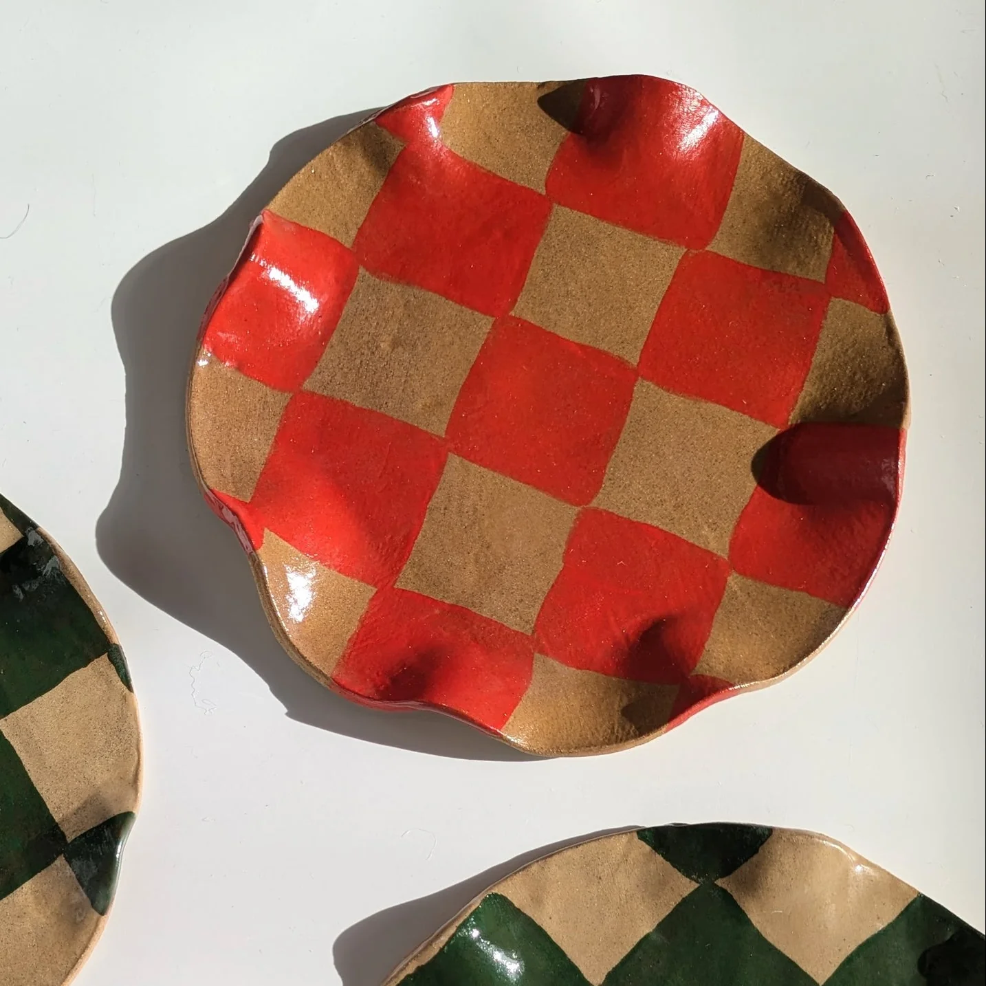 Assiette ondulée rouge [modèles variés] - Image 2