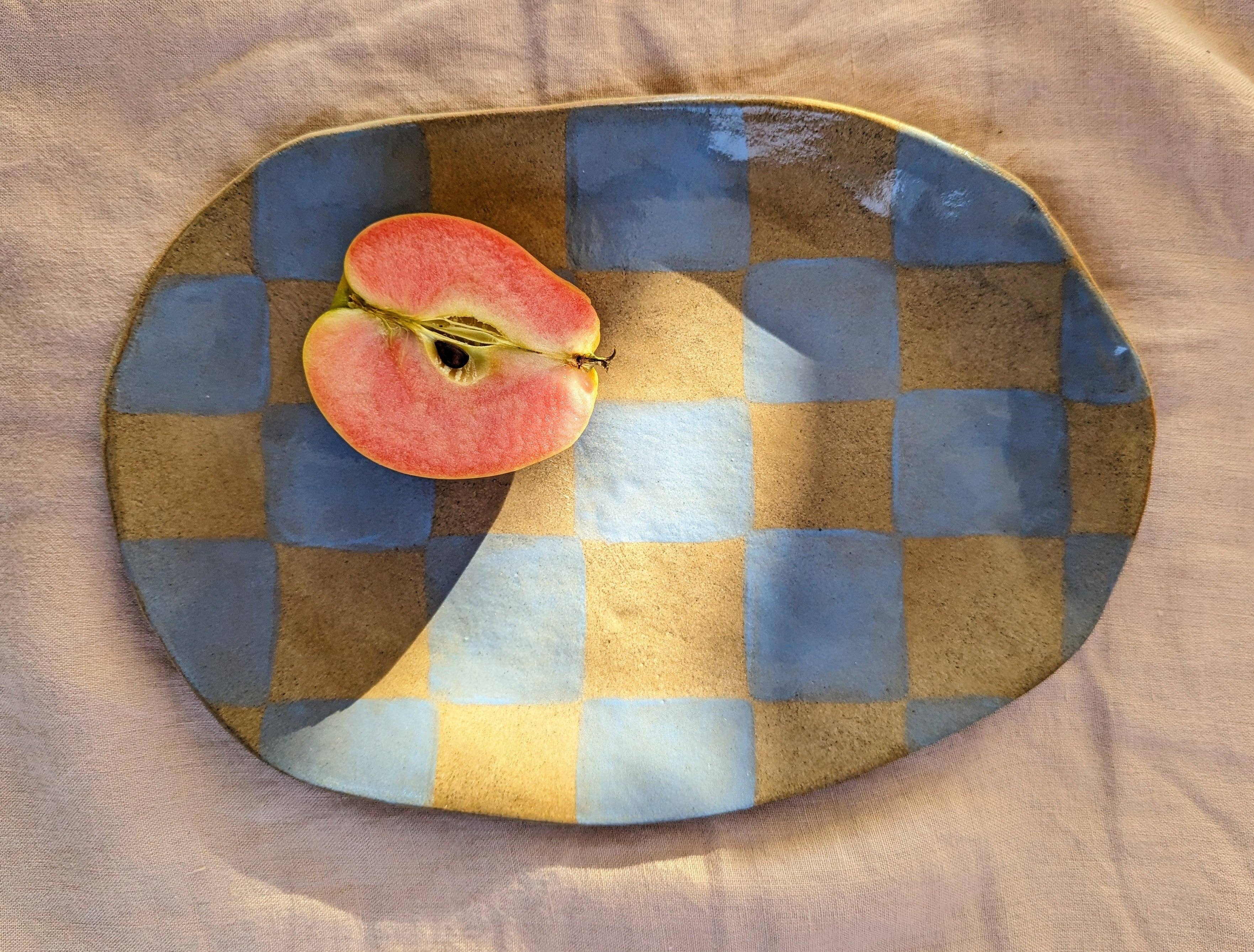 Assiette ovale à carreaux bleus - Image 2