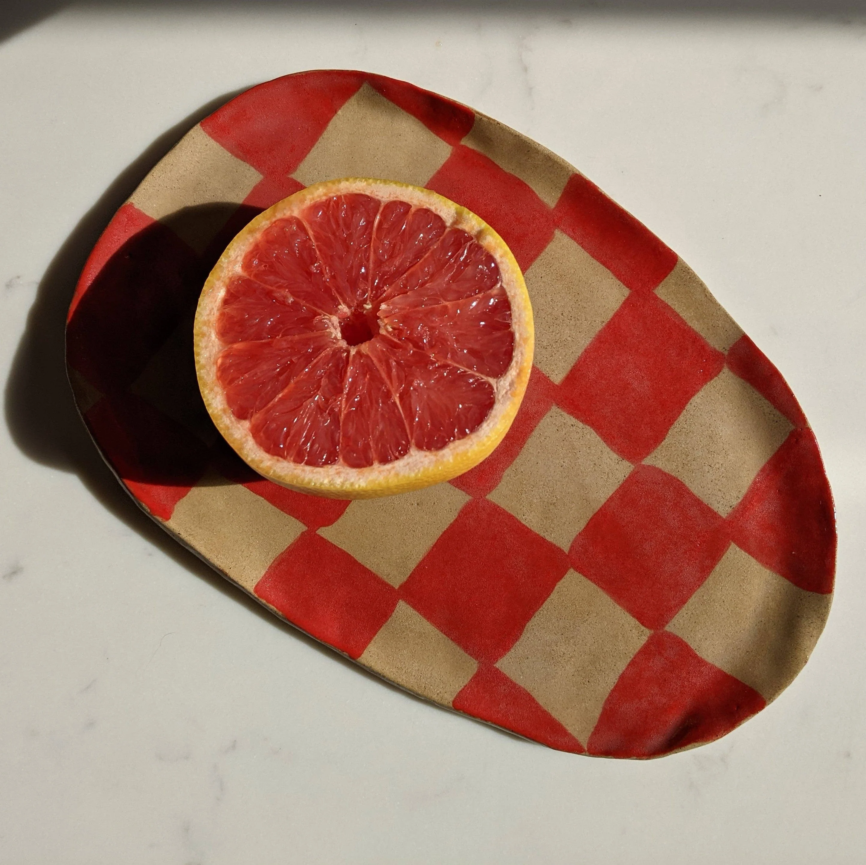 Assiette ovale à carreaux rouges
