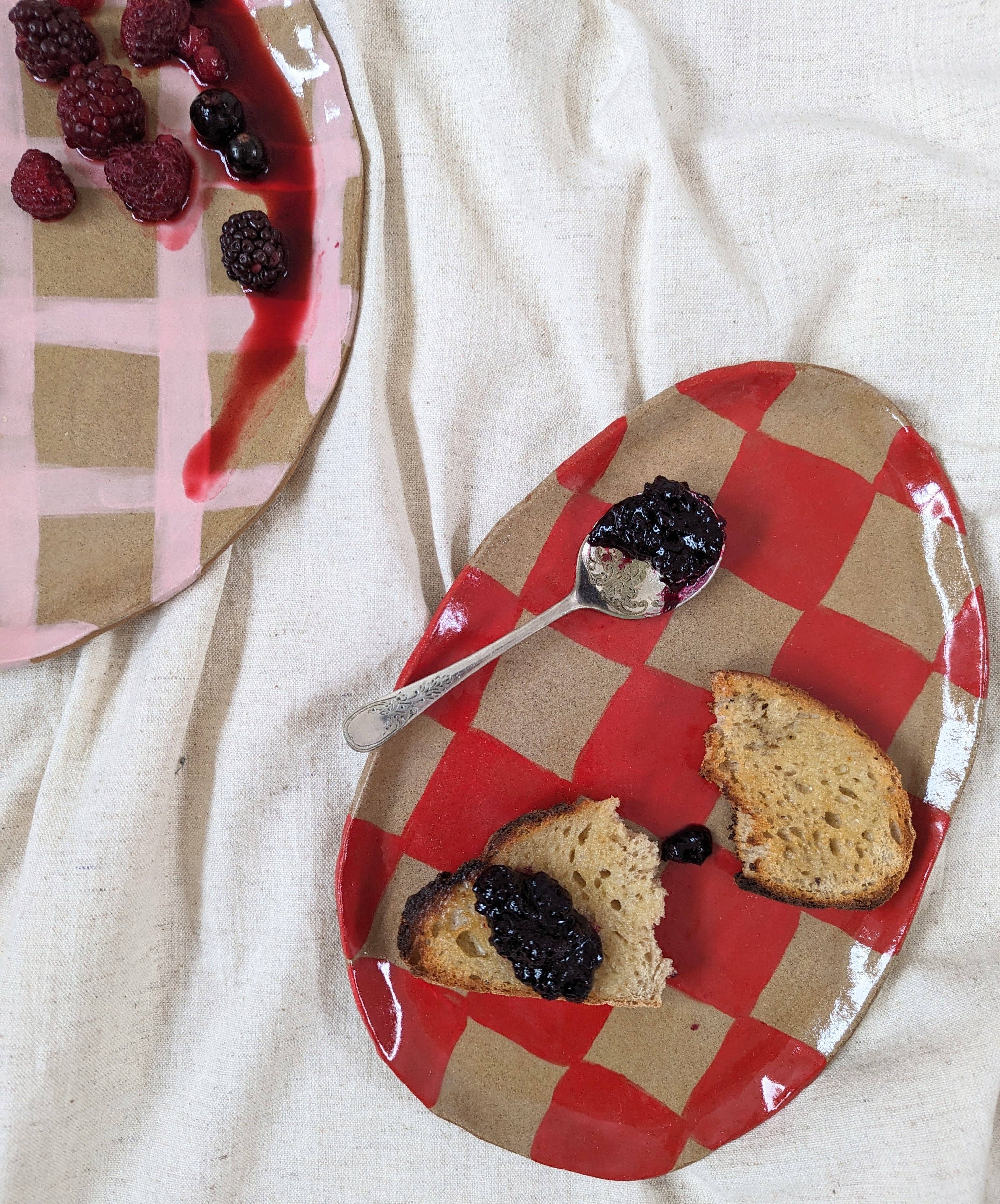Assiette ovale à carreaux rouges - Image 3