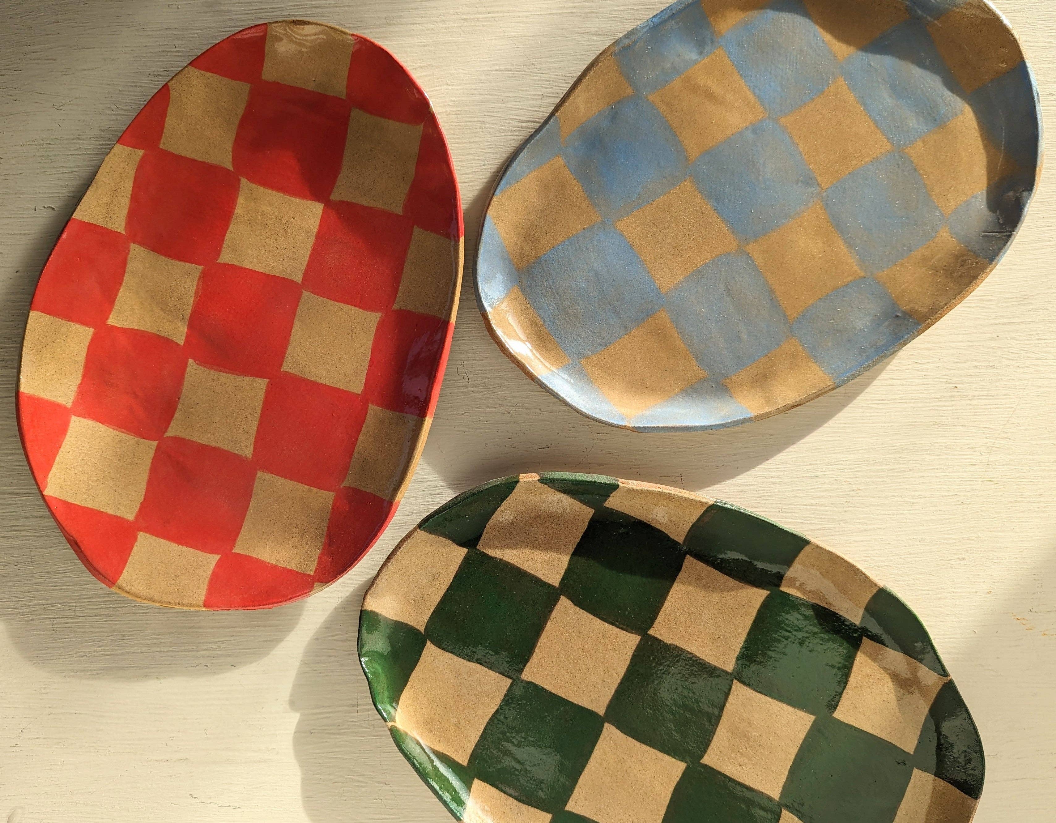 Assiette ovale à carreaux rouges - Image 6