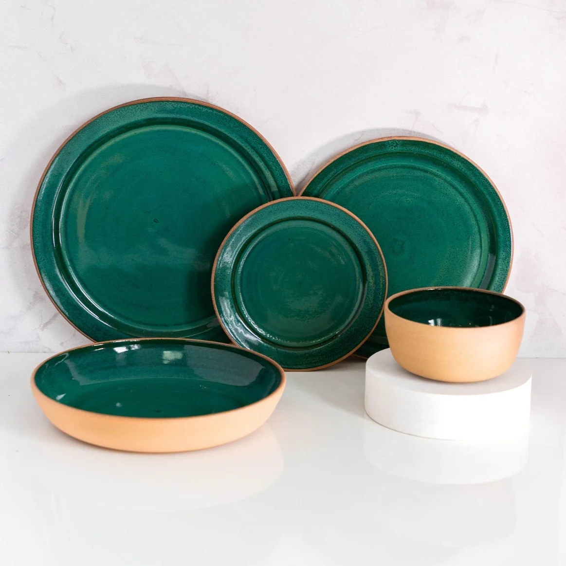 Assiettes et bols en grès Émeraude [tailles variées]