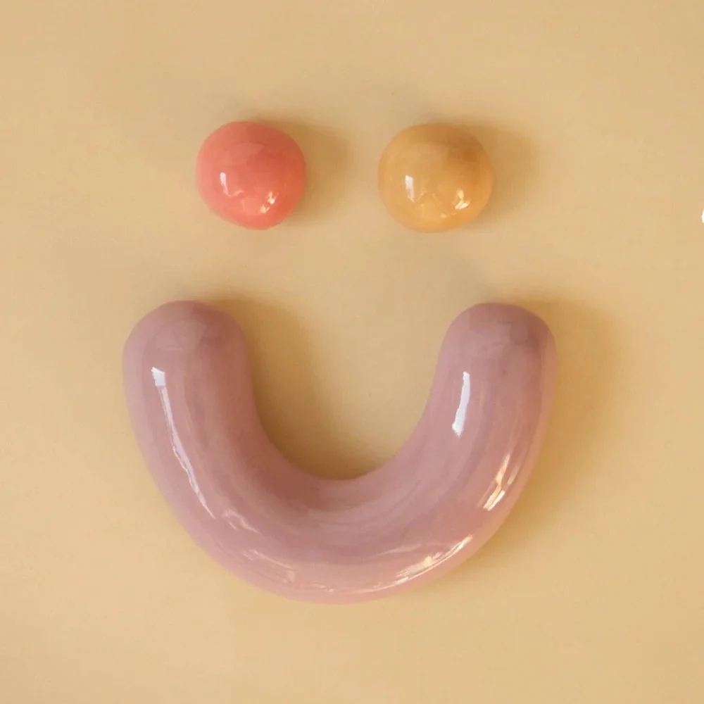 Emoji Smiley mural en céramique rose, caramel et lilas
