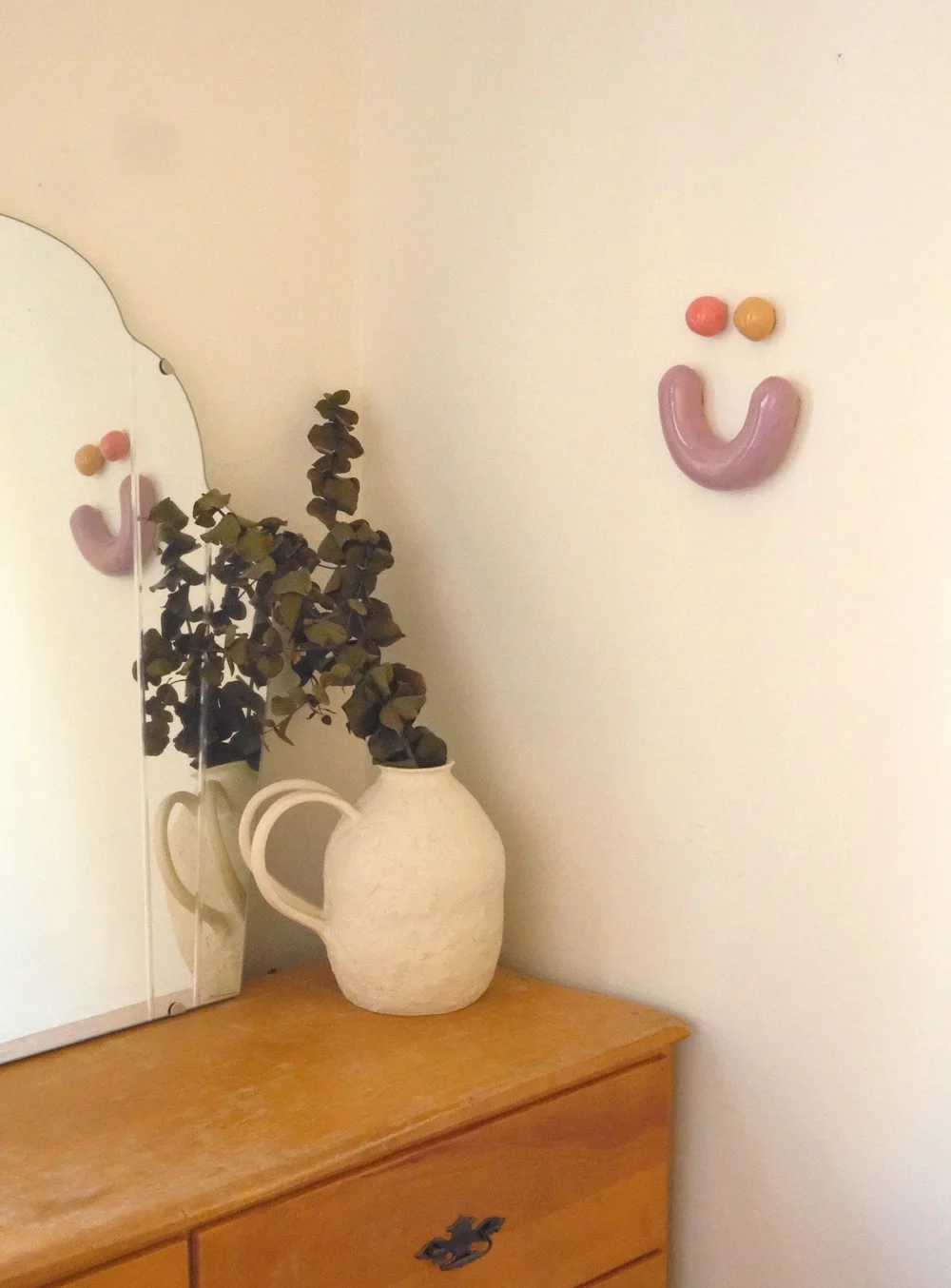Emoji Smiley mural en céramique rose, caramel et lilas - Image 2