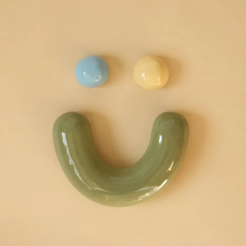 Emoji Smiley mural en cĂ©ramique bleu, jaune et vertÂ