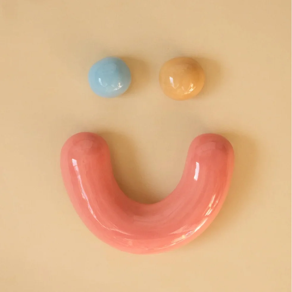 Emoji Smiley mural en céramique bleu, caramel et rose