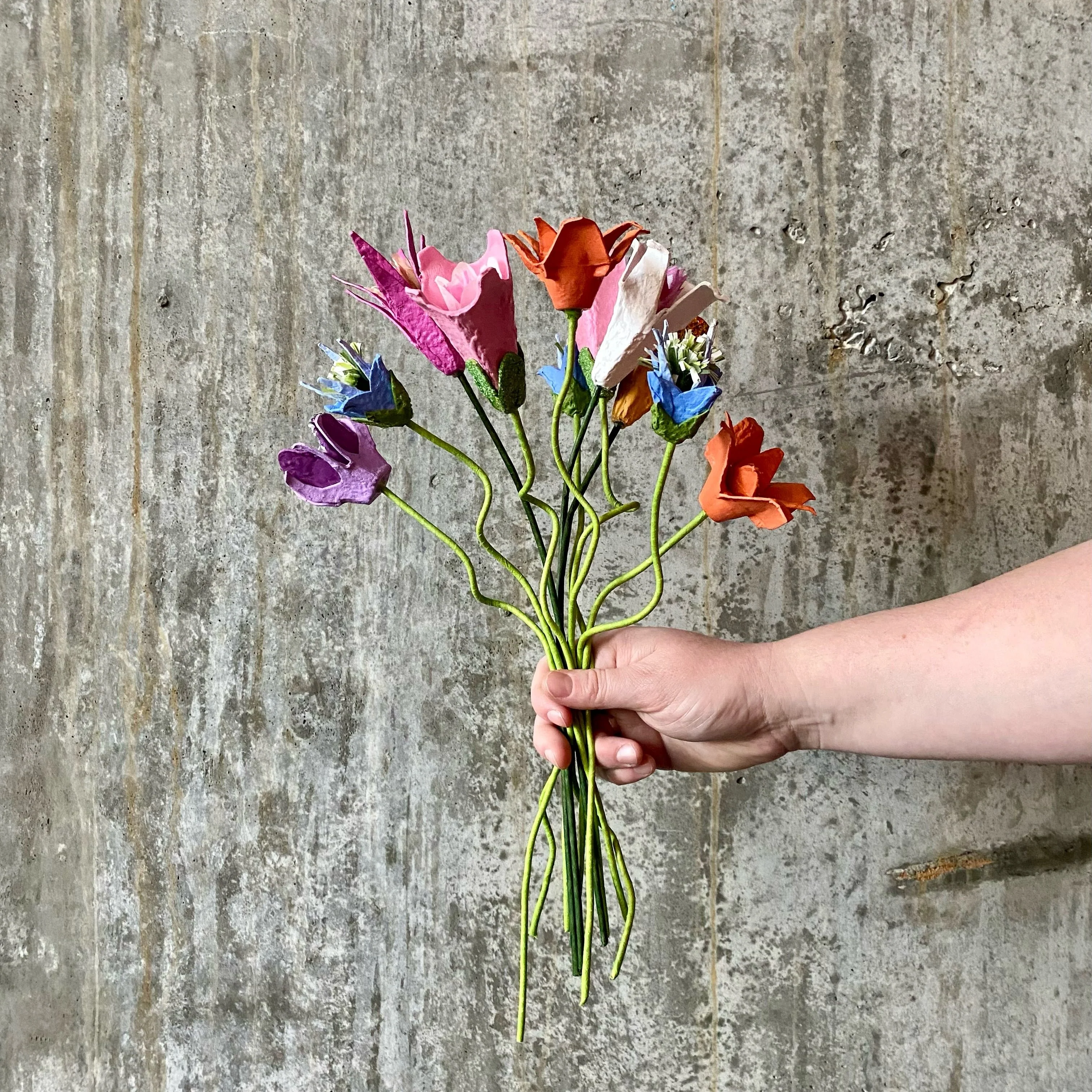 Fleur en carton [couleurs variées]
