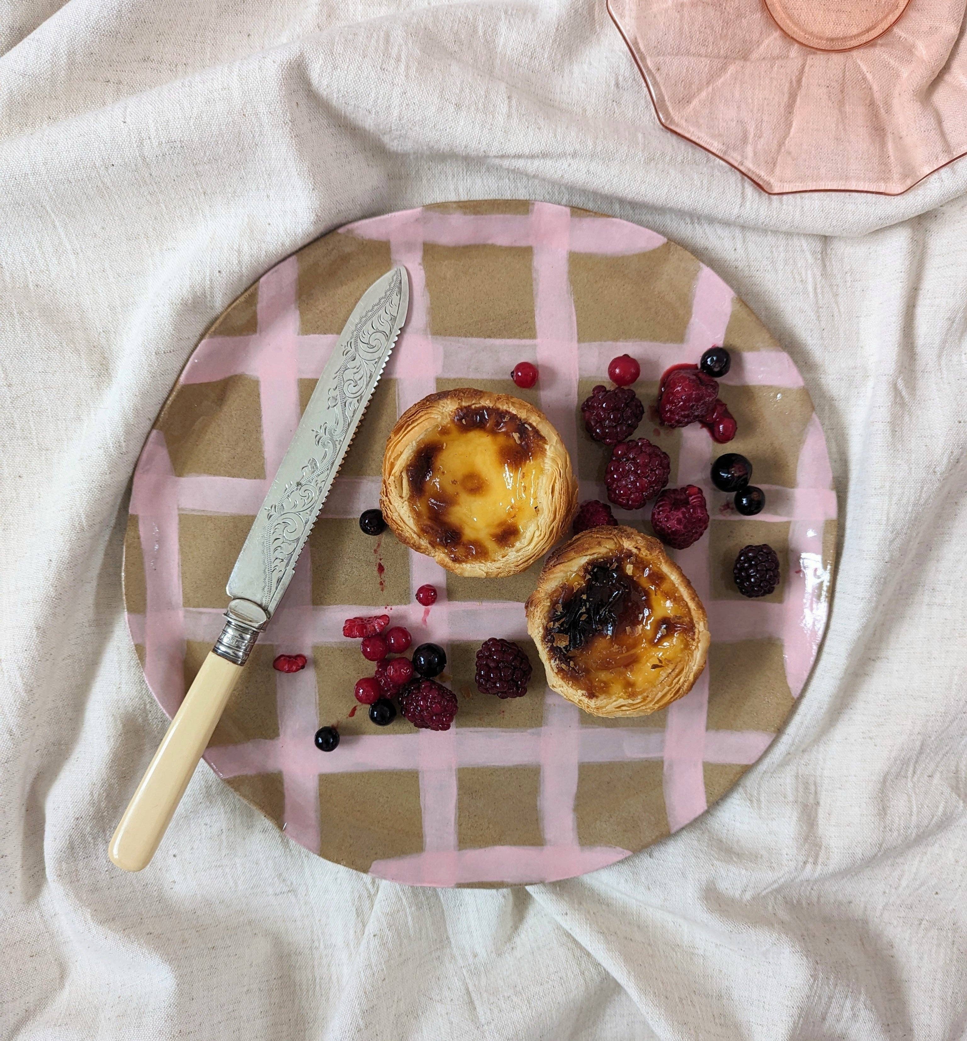 Plateau grande assiette ronde de service Gingham rose - Image 5