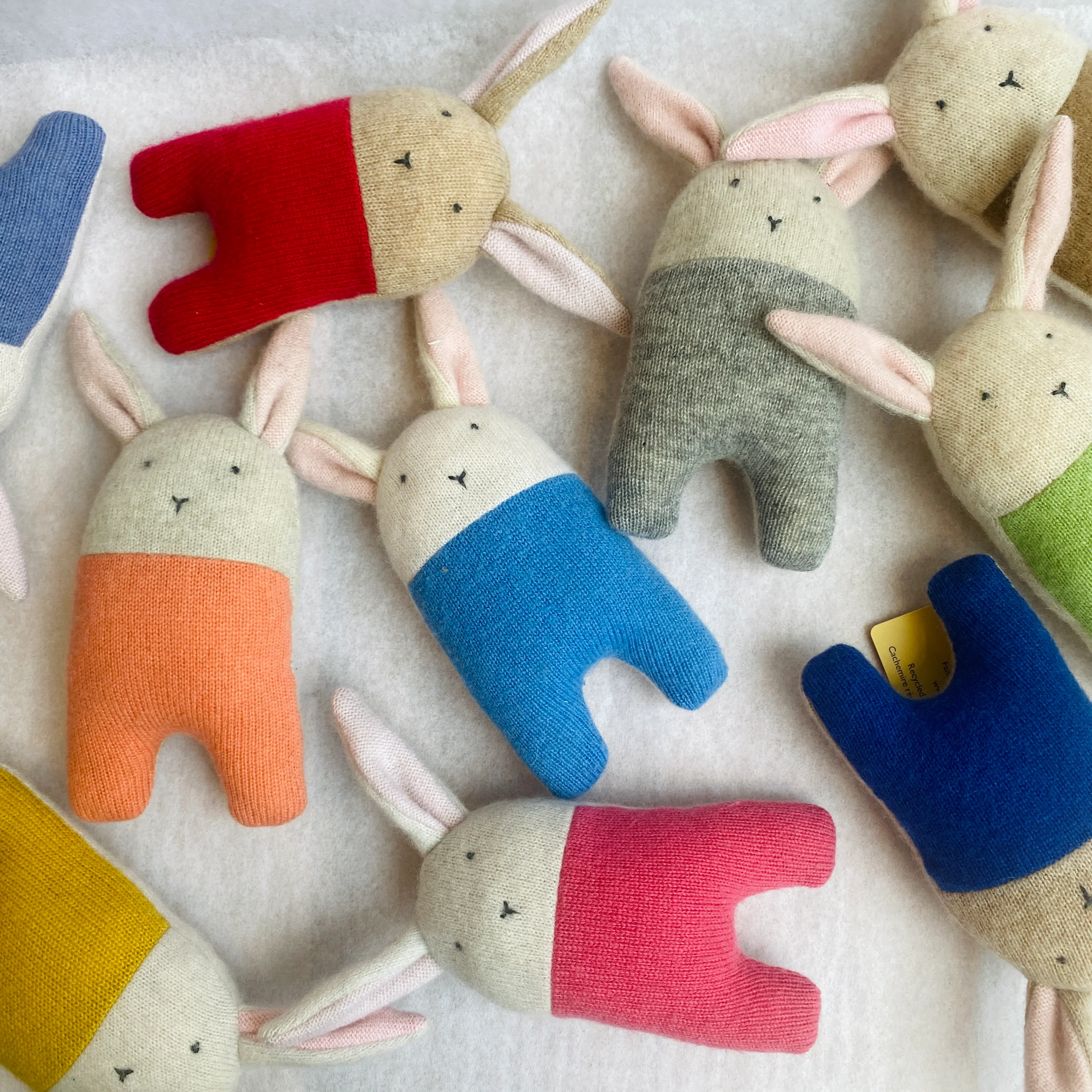 Hochet Lapin en cachemire [couleurs variées] - Image 2