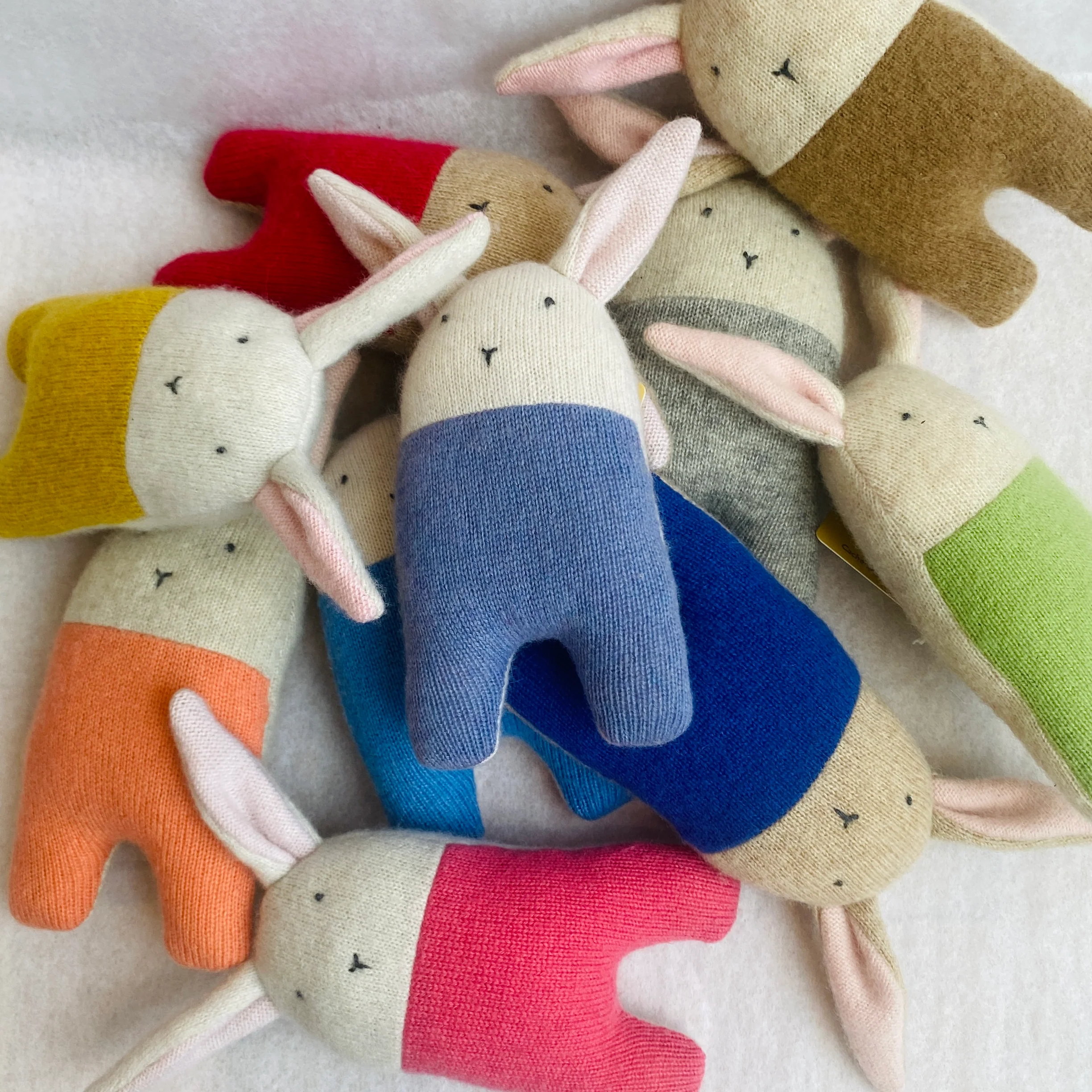 Hochet Lapin en cachemire [couleurs variées] - Image 3