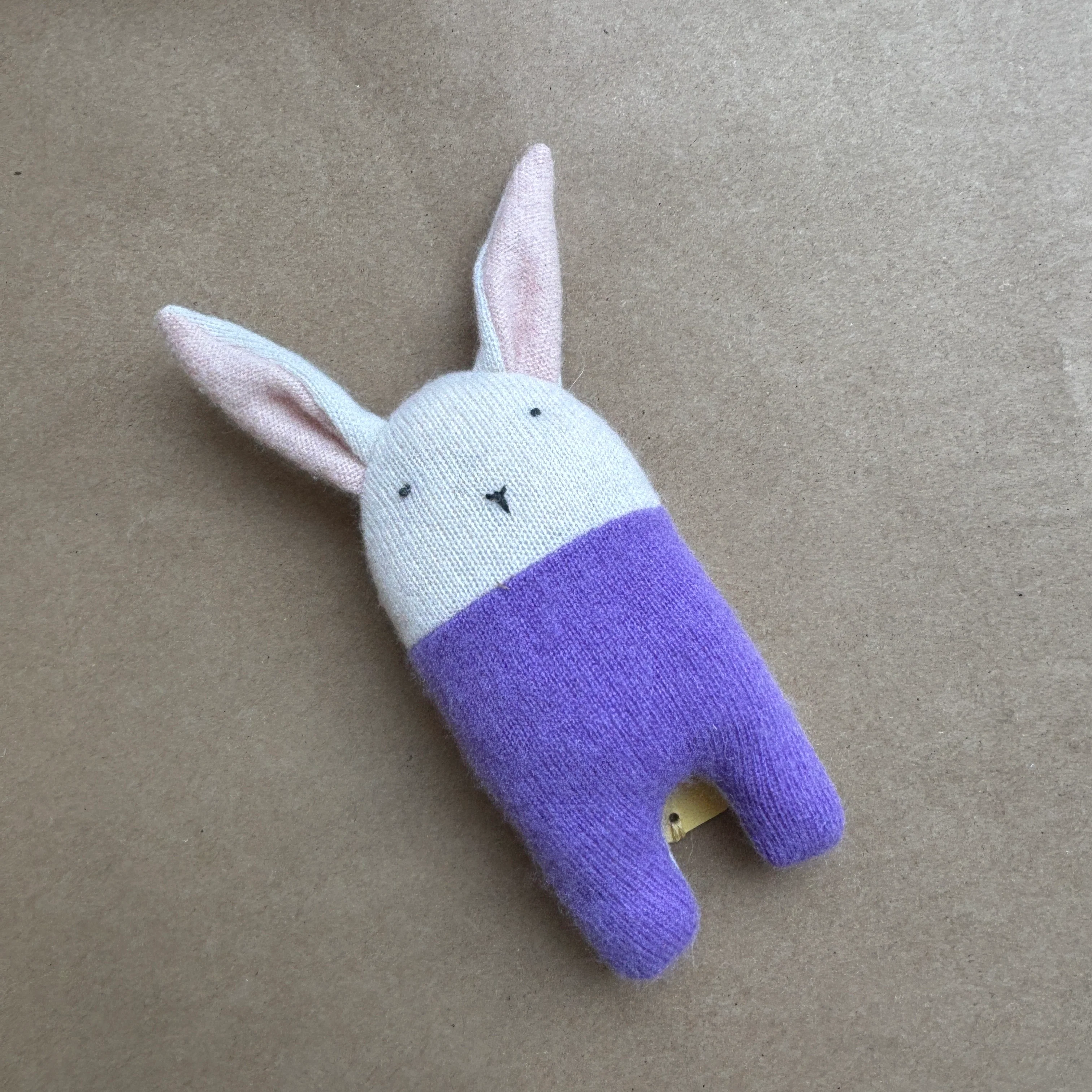 Hochet Lapin en cachemire [couleurs variées] - Image 4