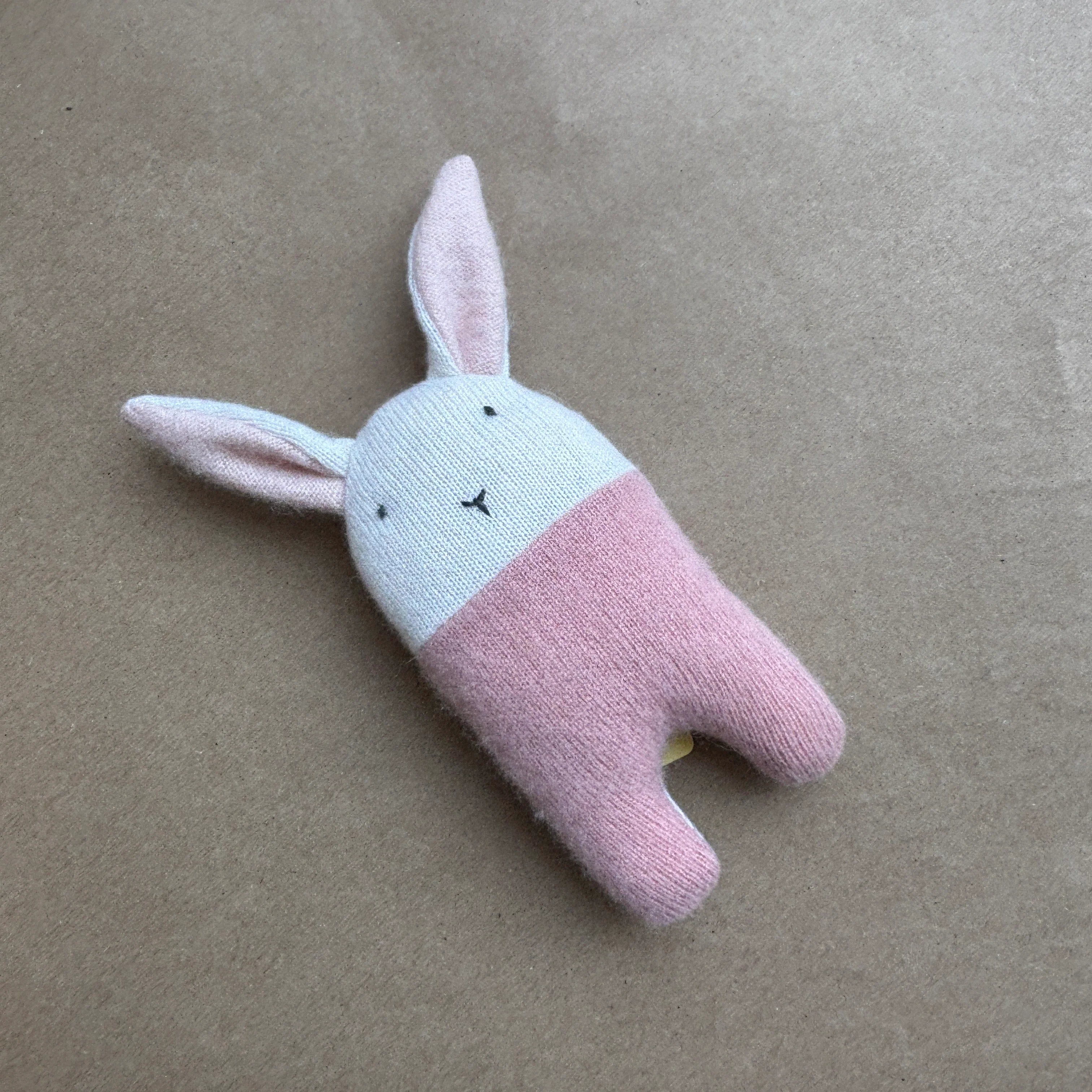 Hochet Lapin en cachemire [couleurs variées] - Image 5