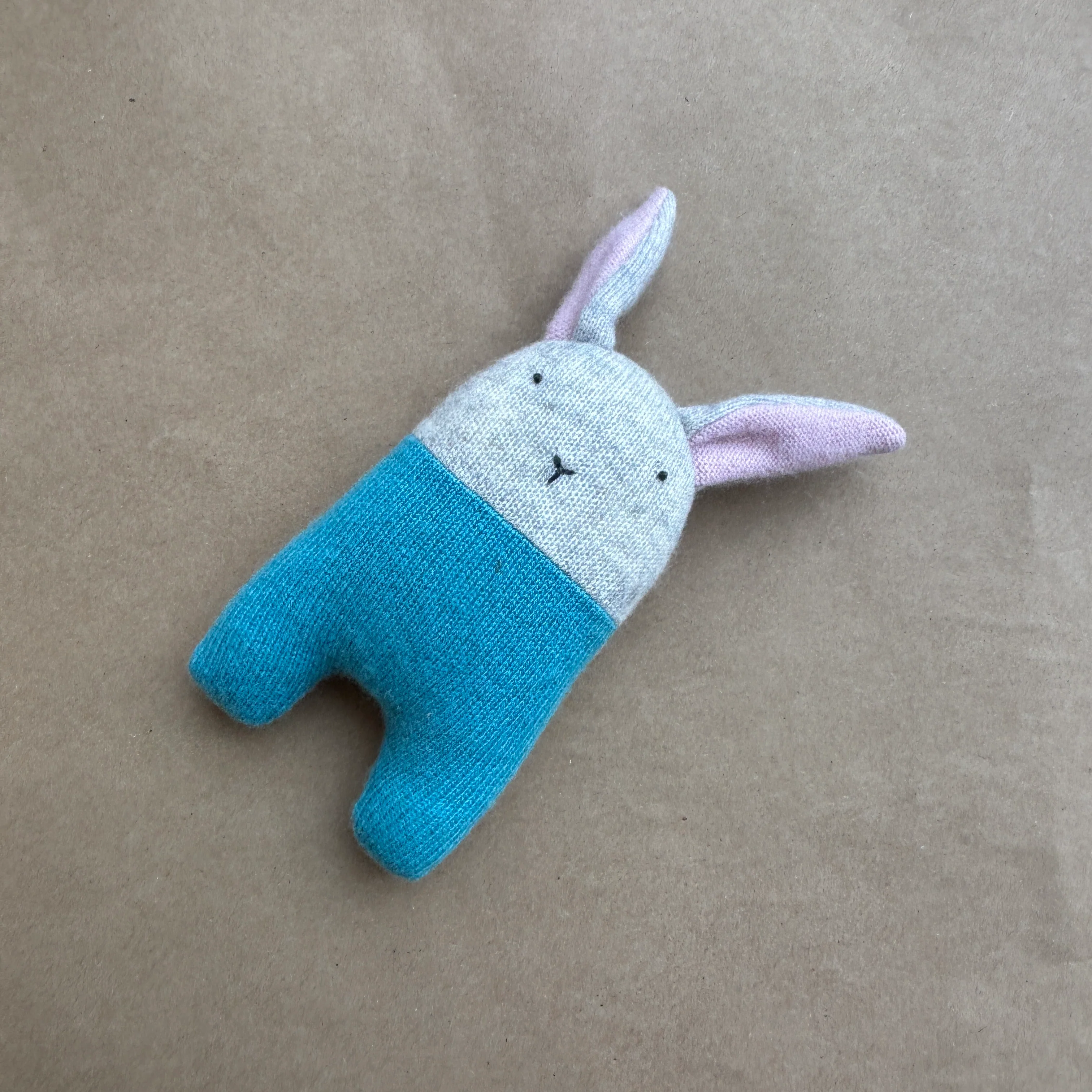 Hochet Lapin en cachemire [couleurs variées] - Image 8