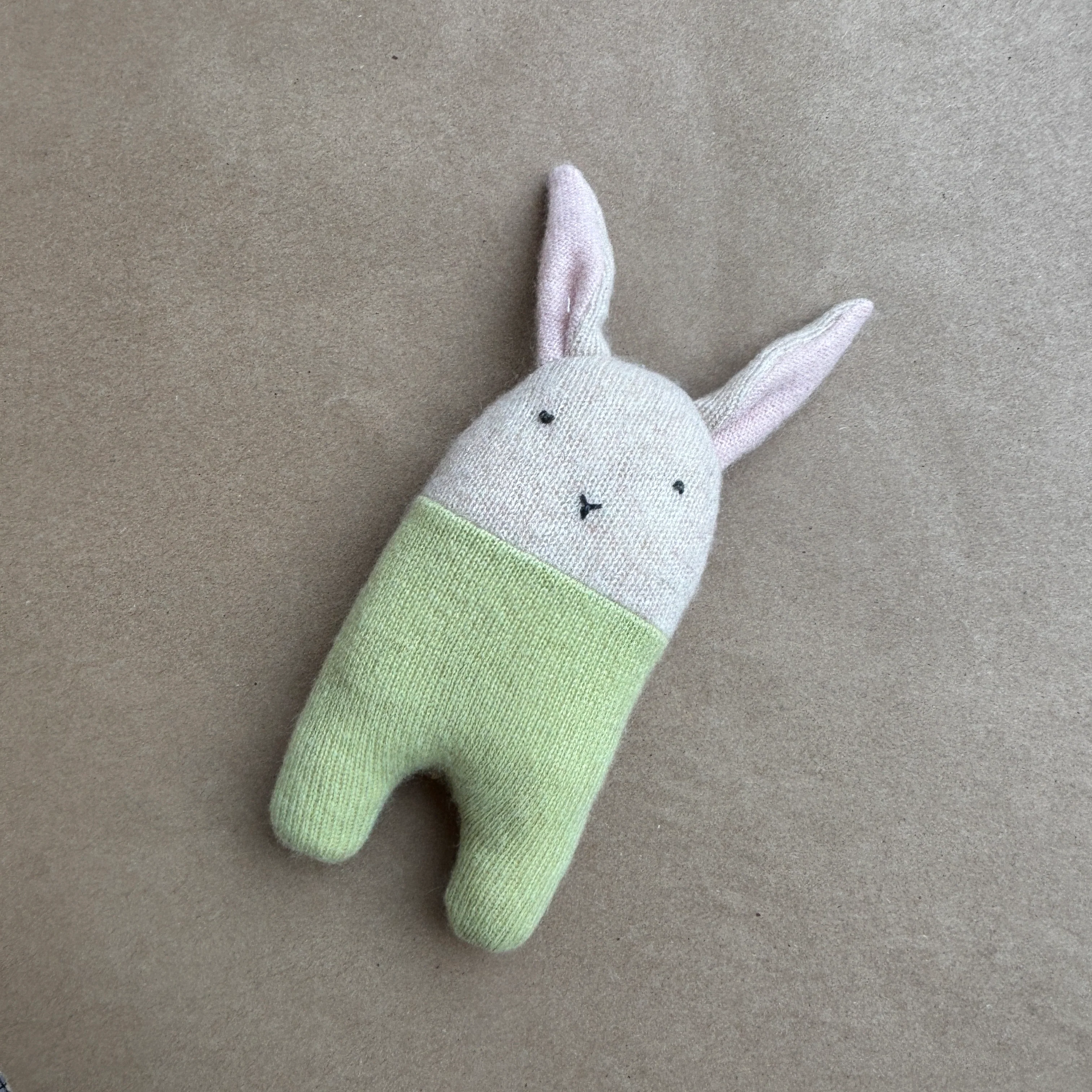 Hochet Lapin en cachemire [couleurs variées] - Image 9