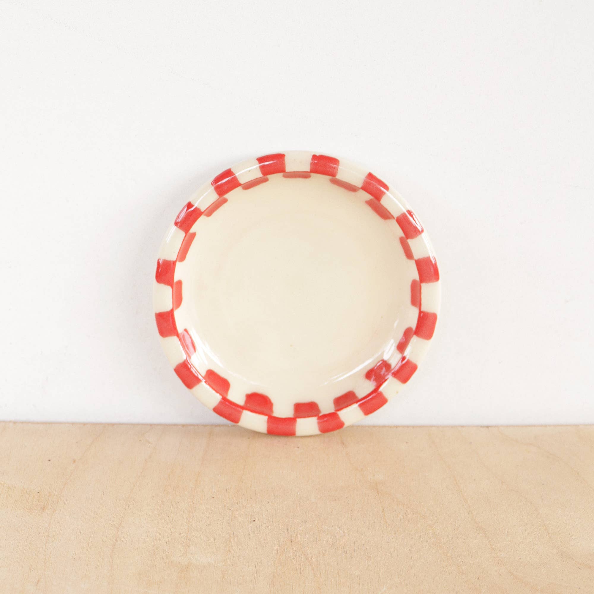 Mini assiette en céramique damier rouge - Image 2