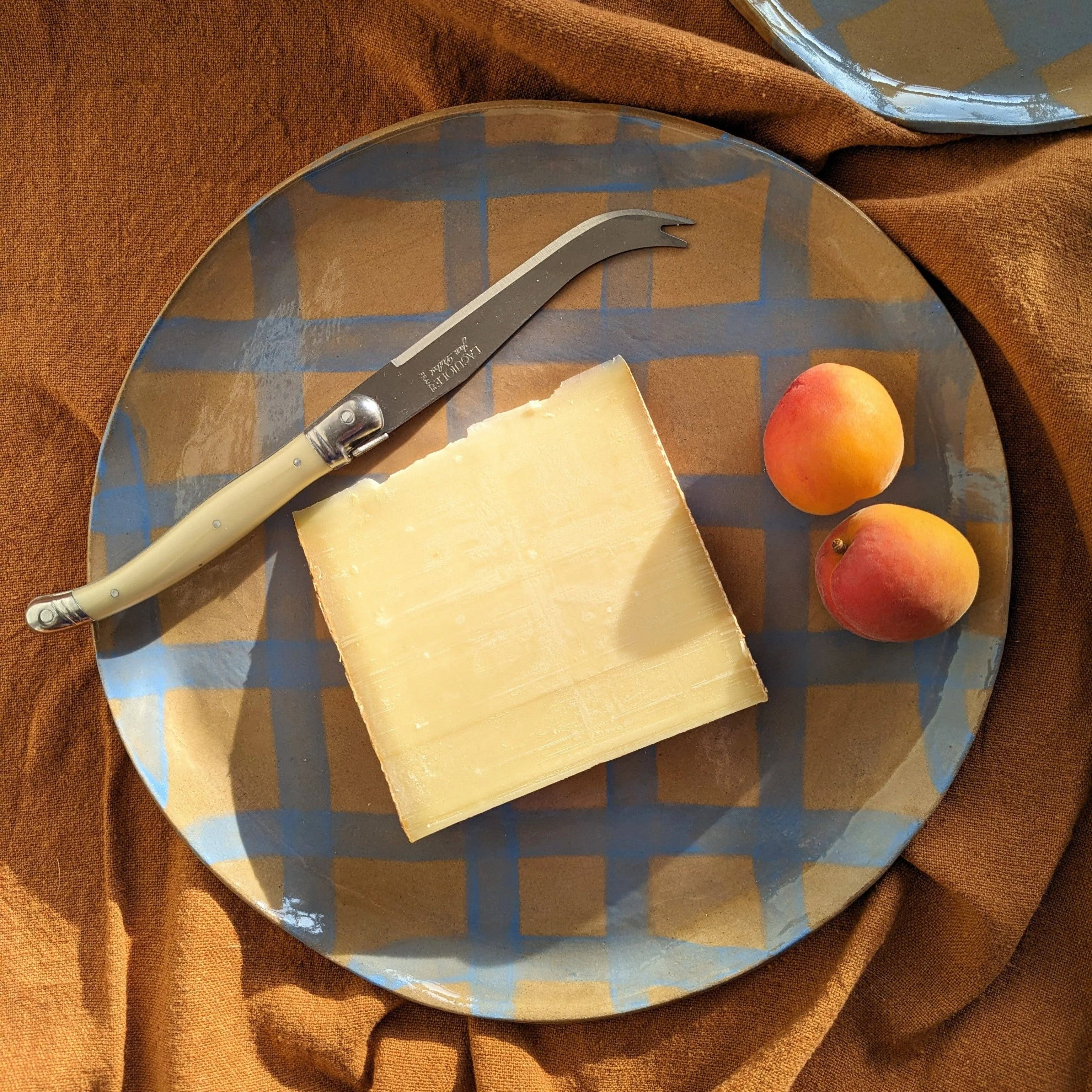 Plateau grande assiette ronde de service Gingham bleu