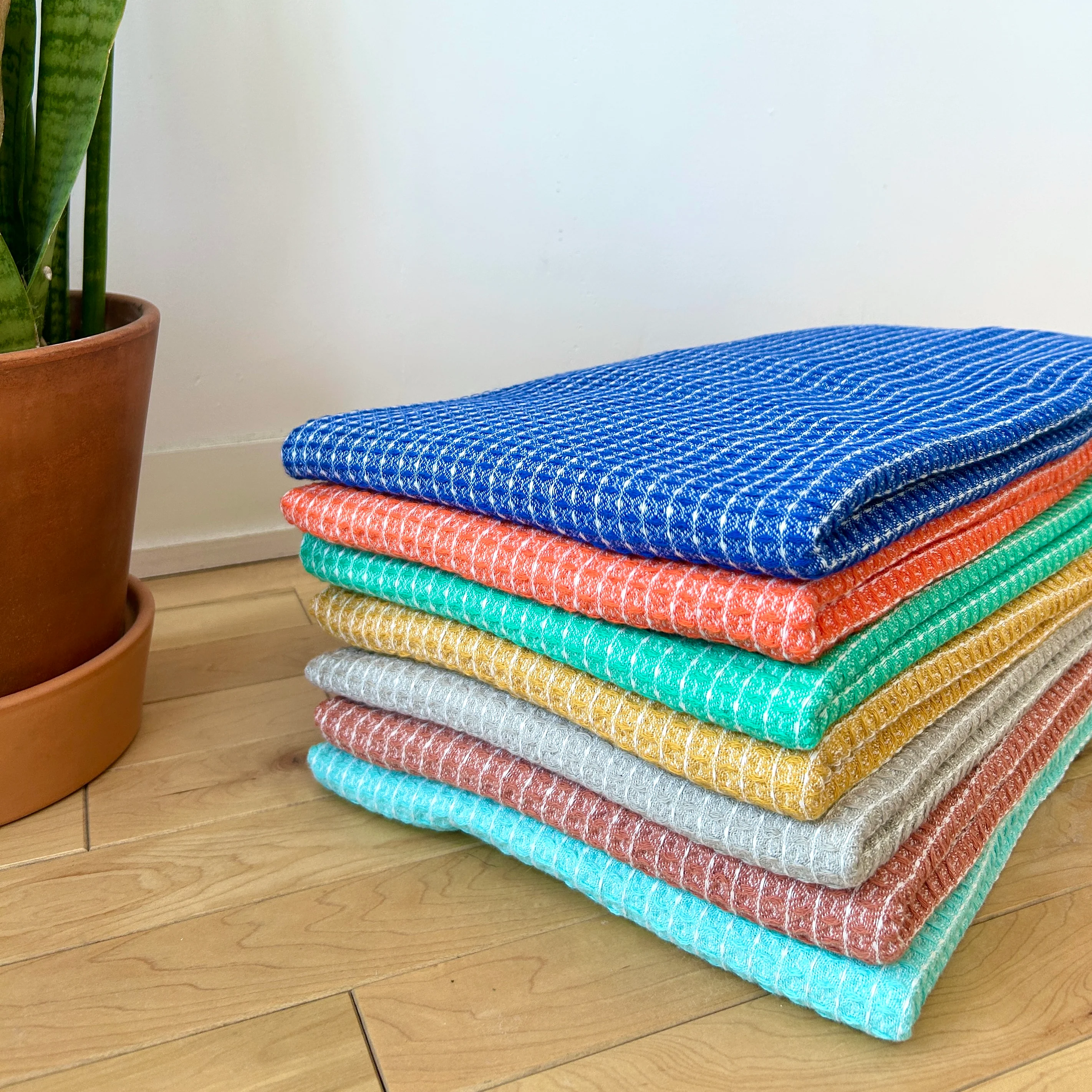 Serviette gaufrée Alvéole [couleurs et formats variés]