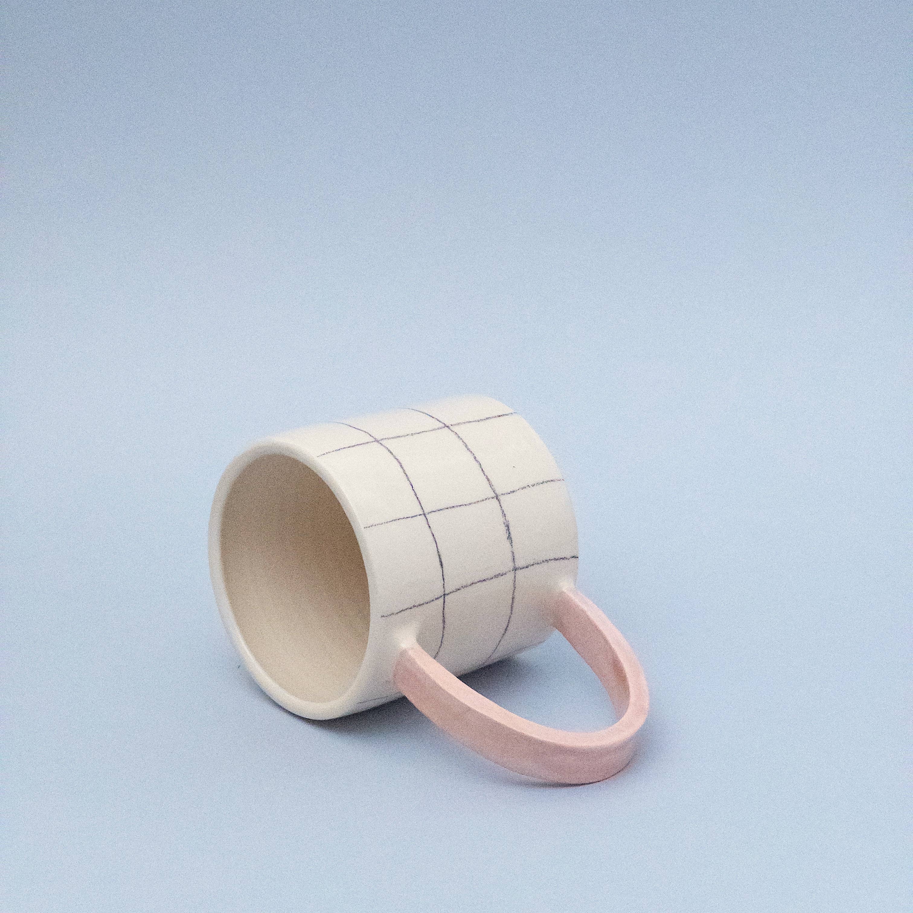 Tasse à carreaux avec anse colorée - Image 3