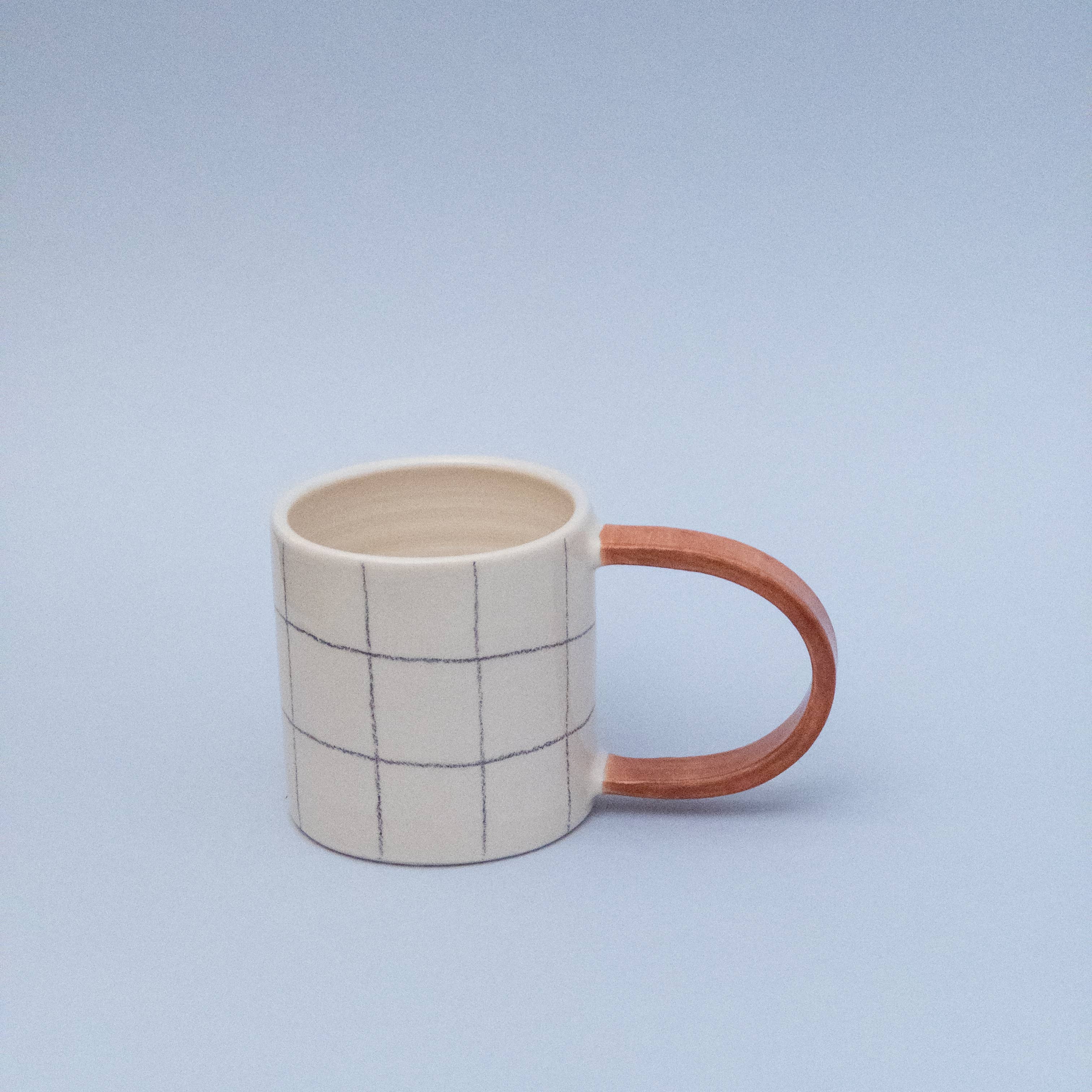 Tasse à carreaux avec anse colorée - Image 4