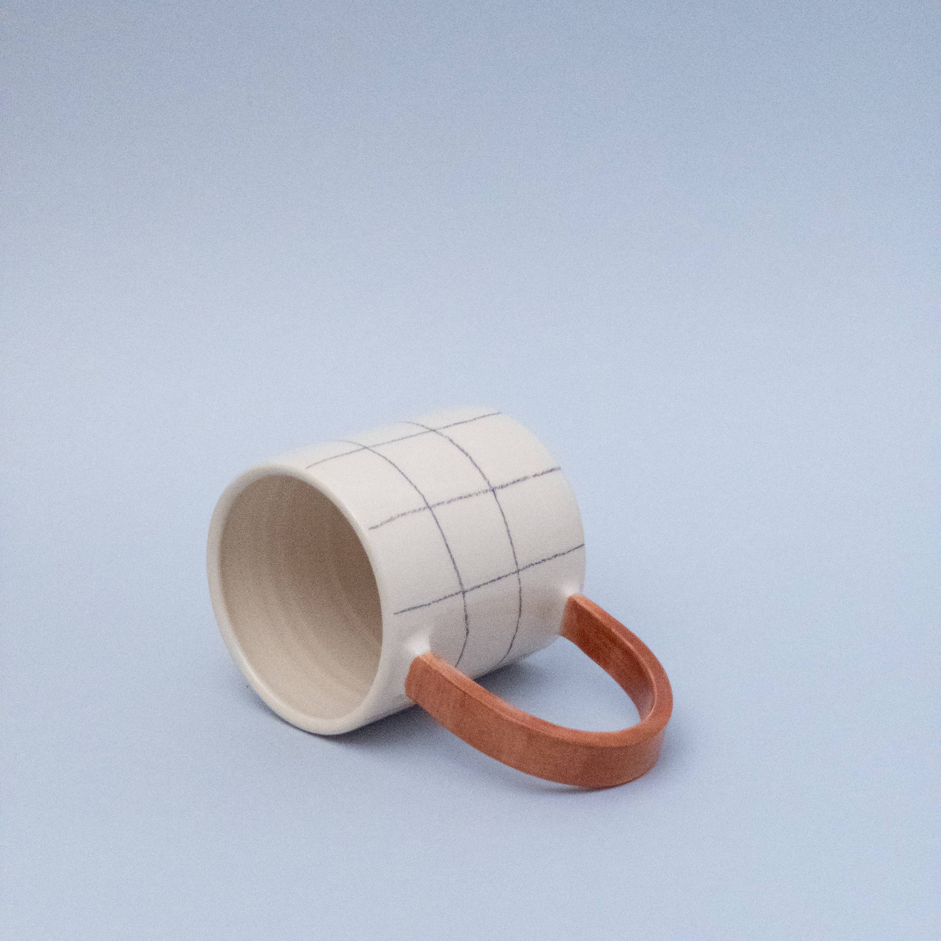 Tasse à carreaux avec anse colorée - Image 5