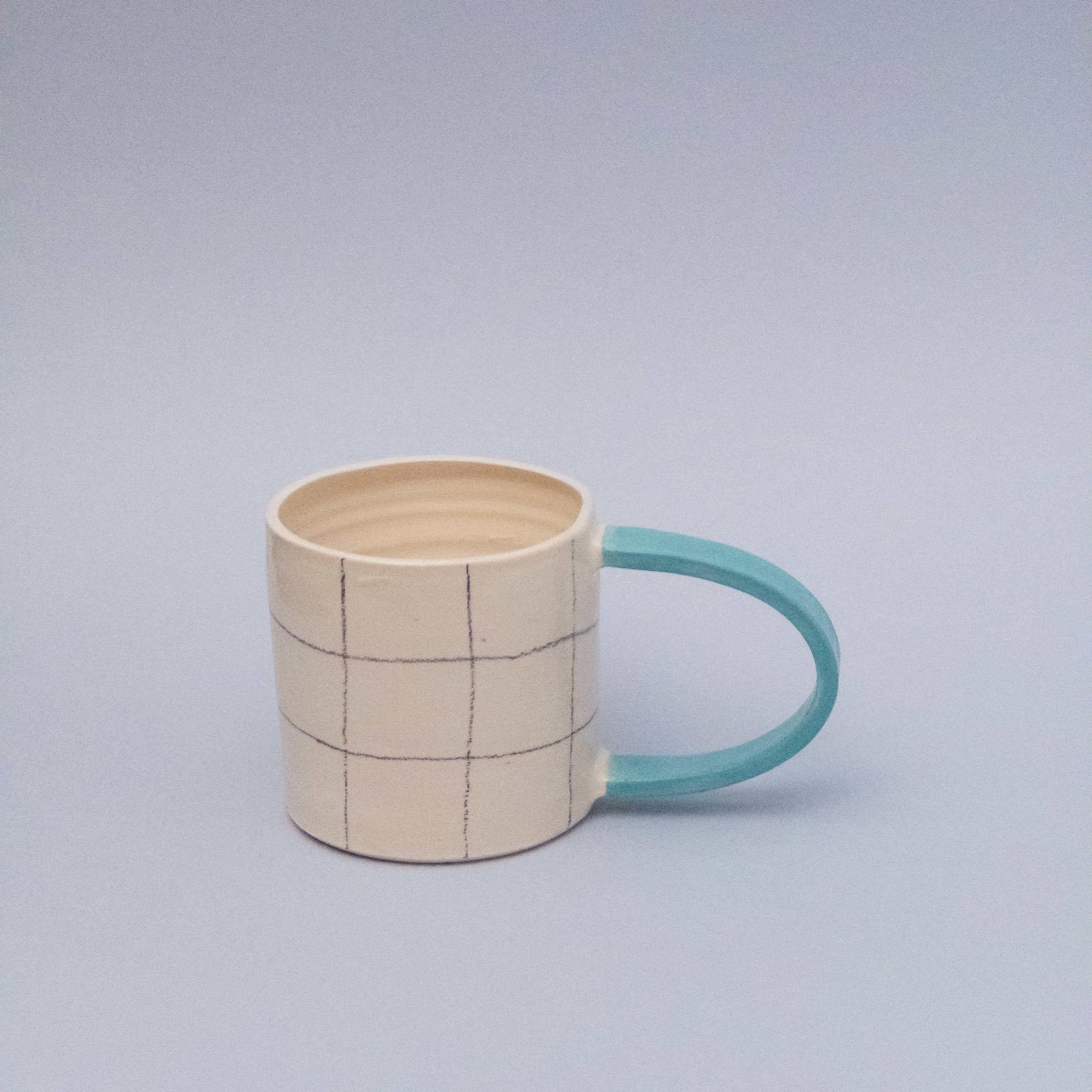 Tasse à carreaux avec anse colorée - Image 6