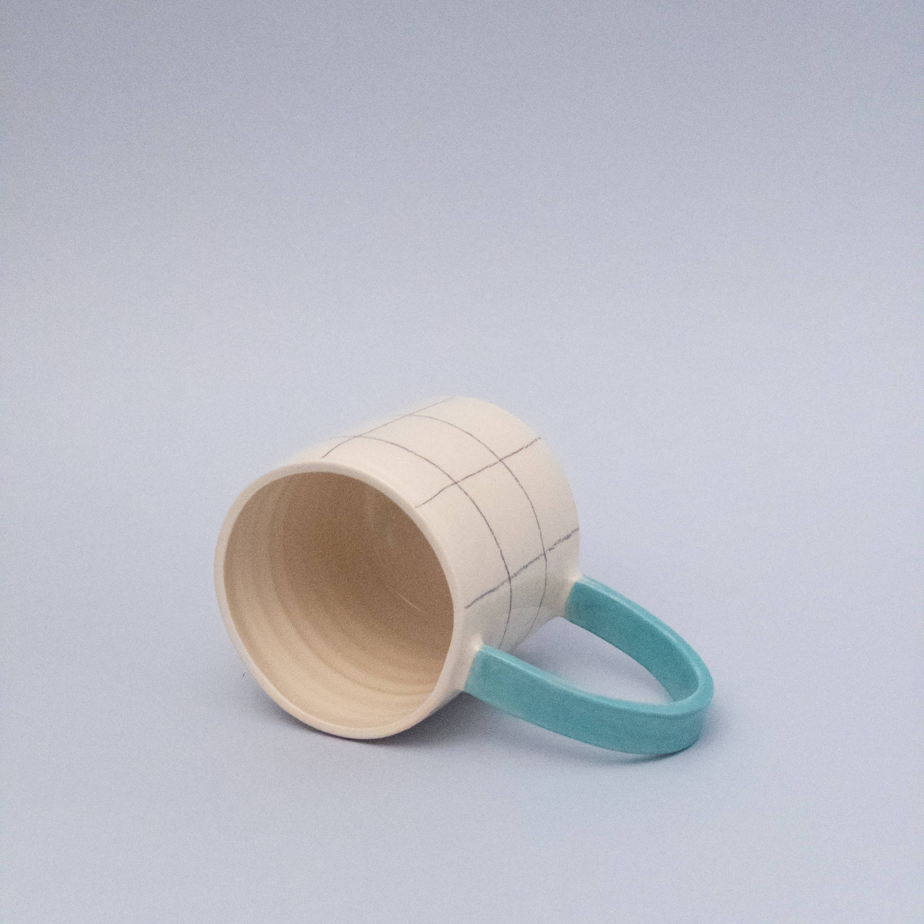 Tasse à carreaux avec anse colorée - Image 7