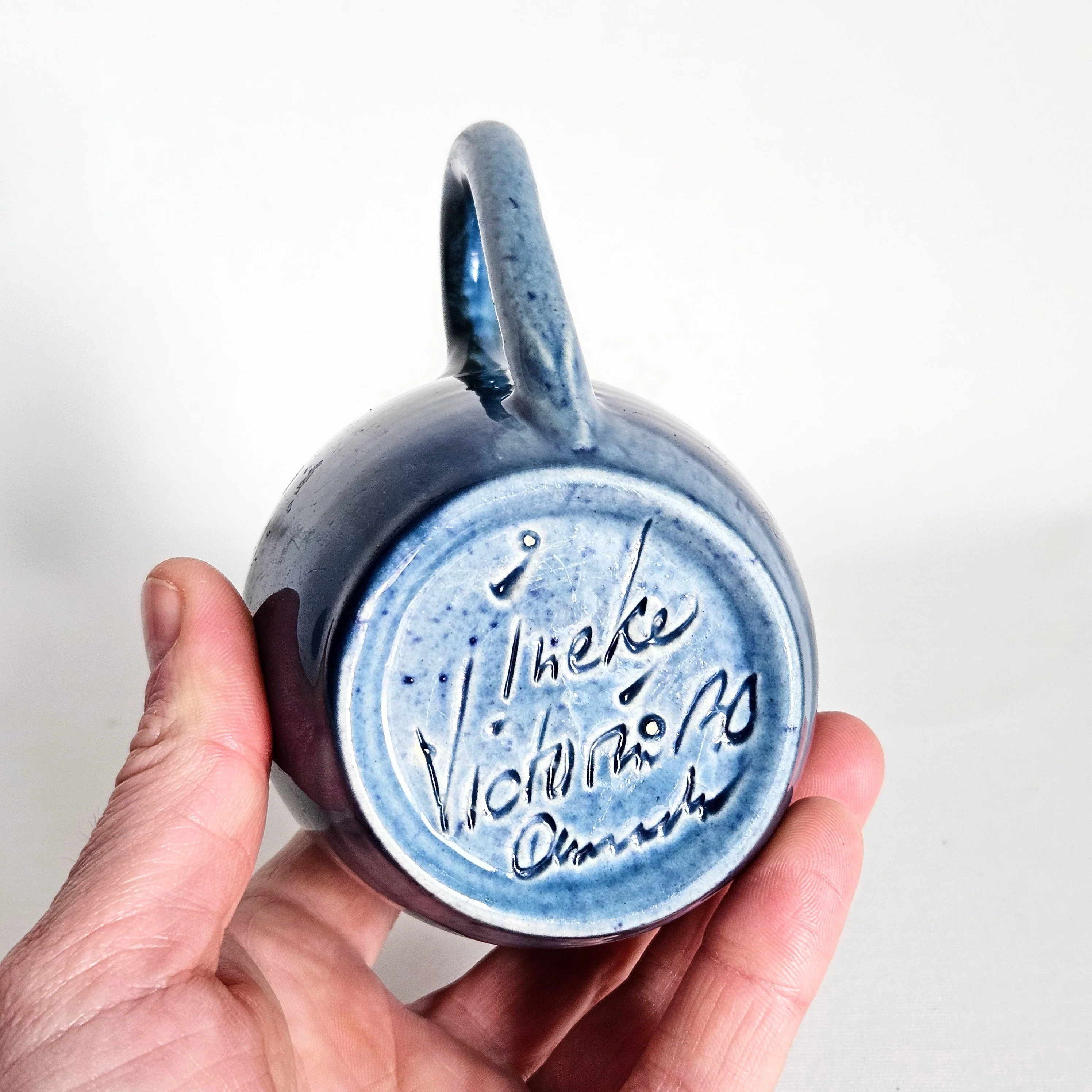 Tasse bleue vintage en céramique artisanale - Image 3