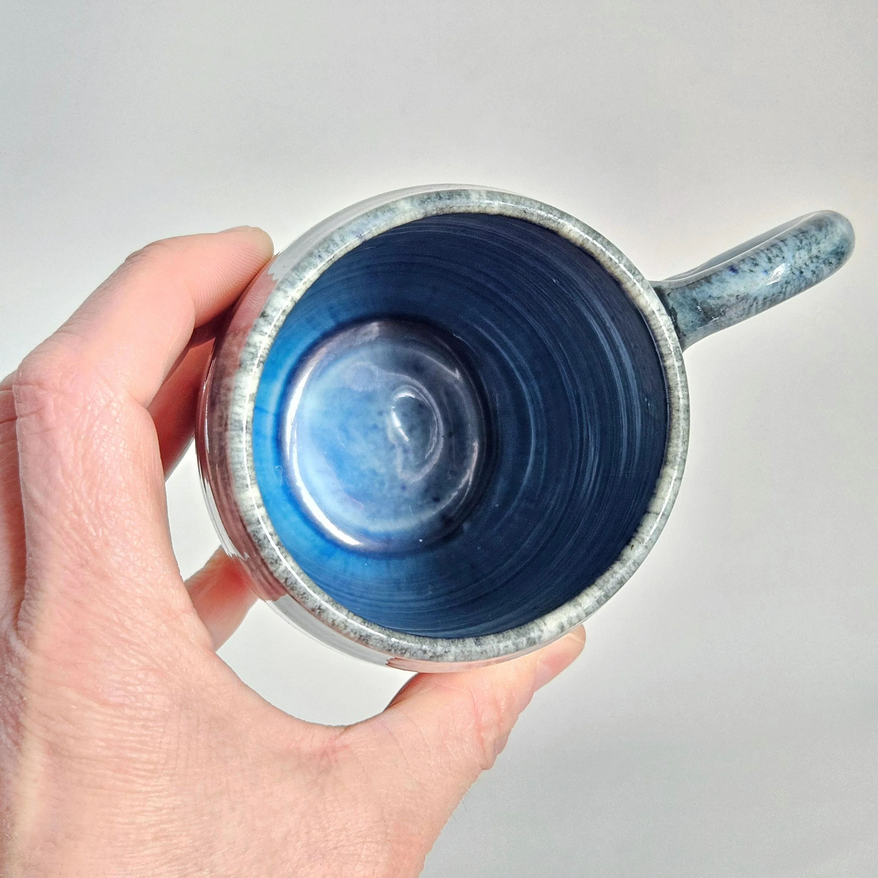 Tasse bleue vintage en céramique artisanale - Image 4