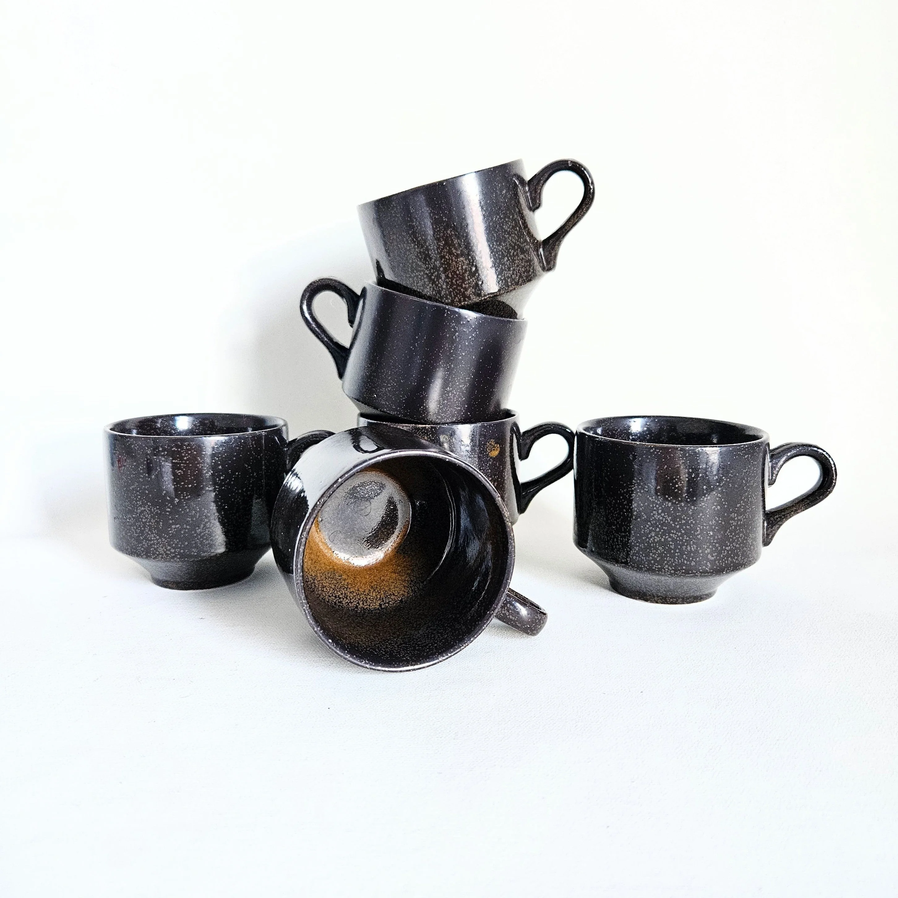 Duo de tasses en céramique artisanale vintages