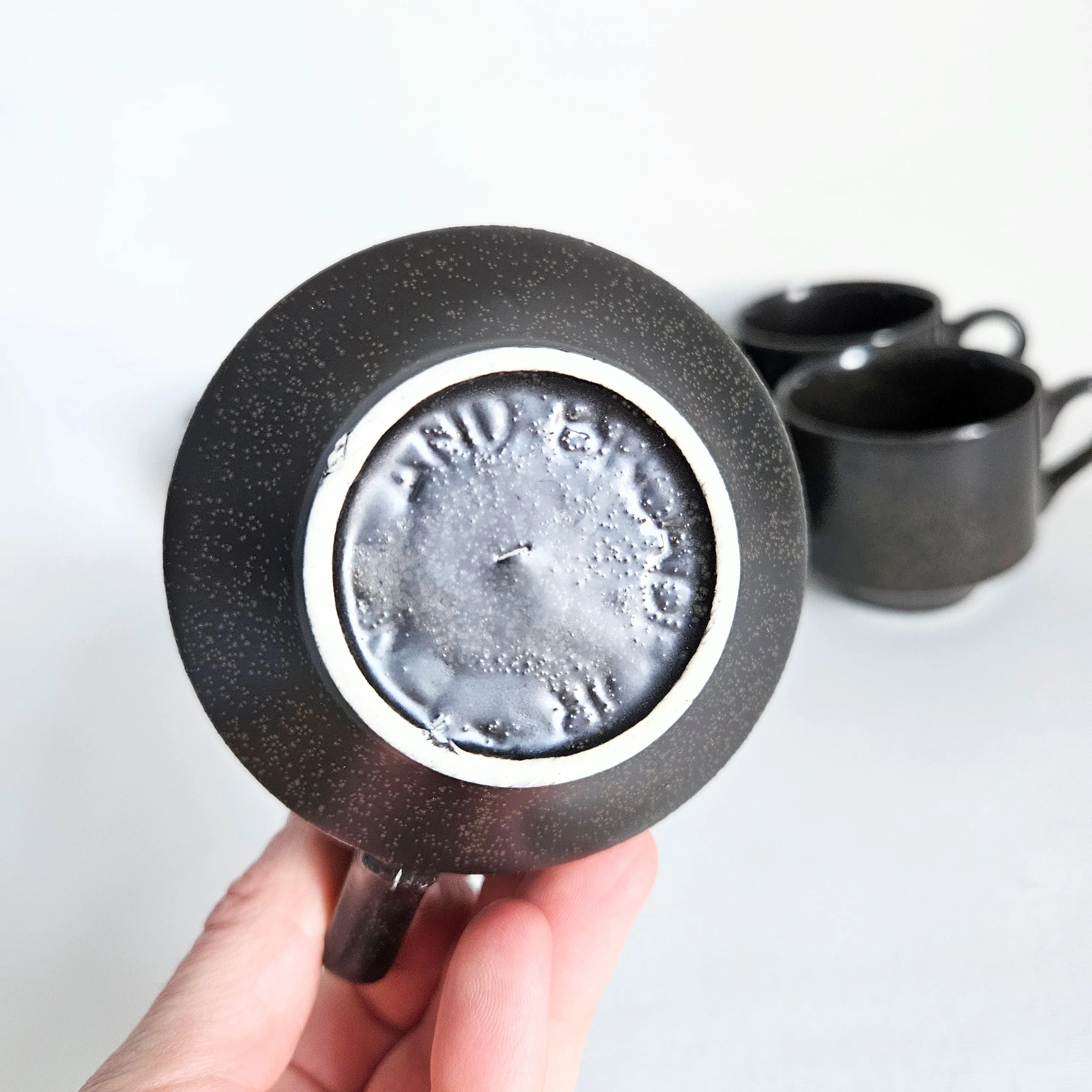 Duo de tasses en céramique artisanale vintages - Image 5