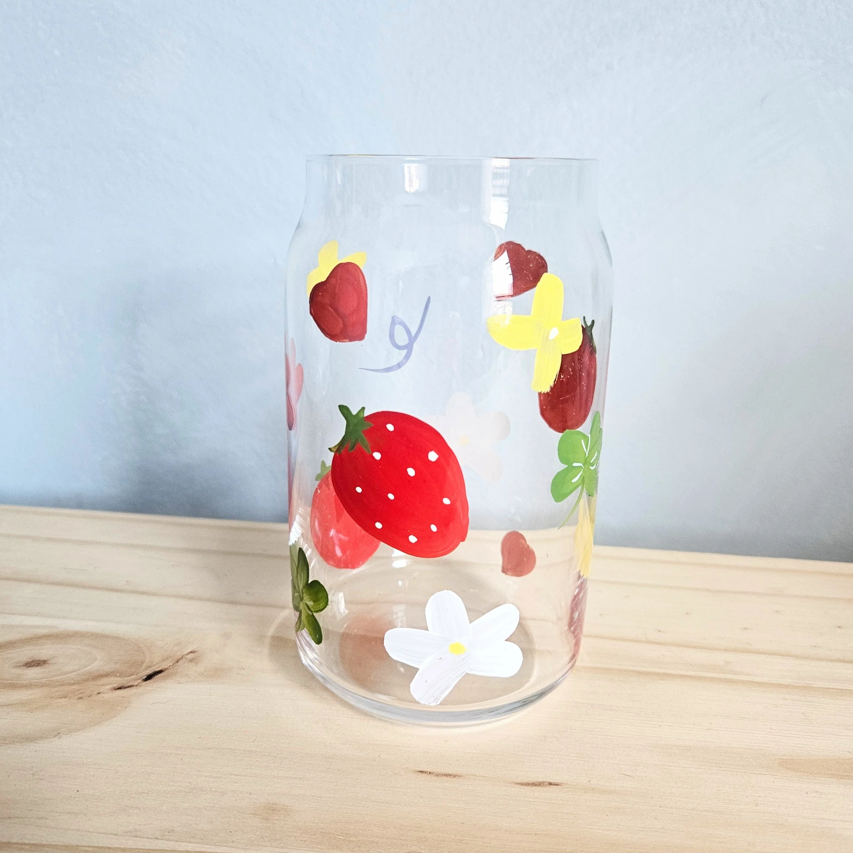 Verre à motifs fraises et fleurs seconde main