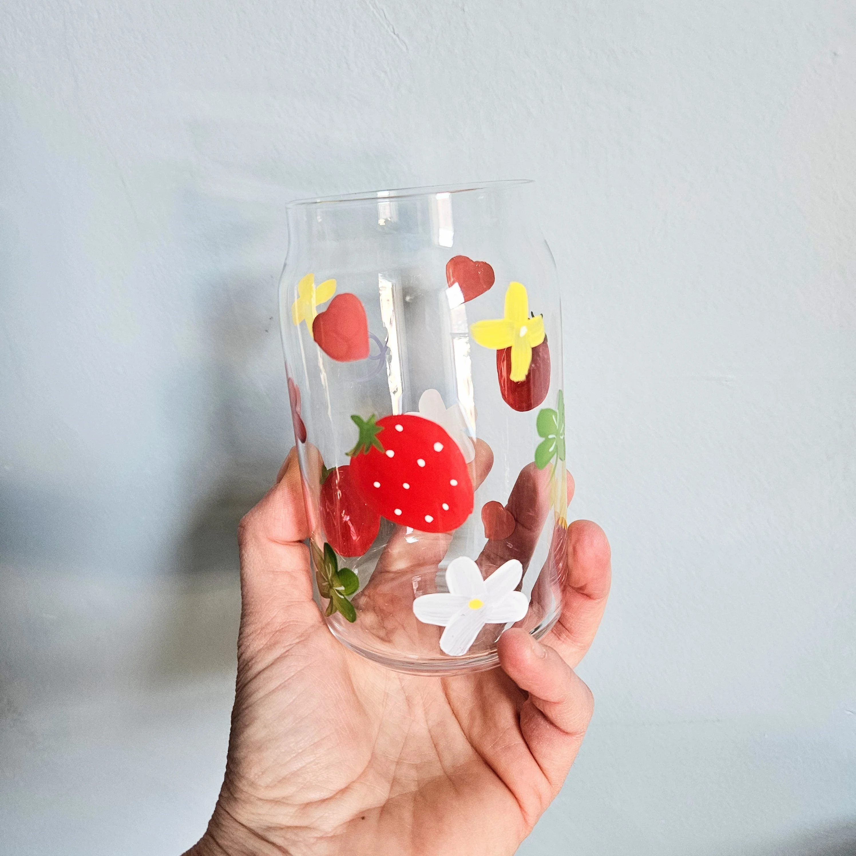 Verre à motifs fraises et fleurs seconde main - Image 2