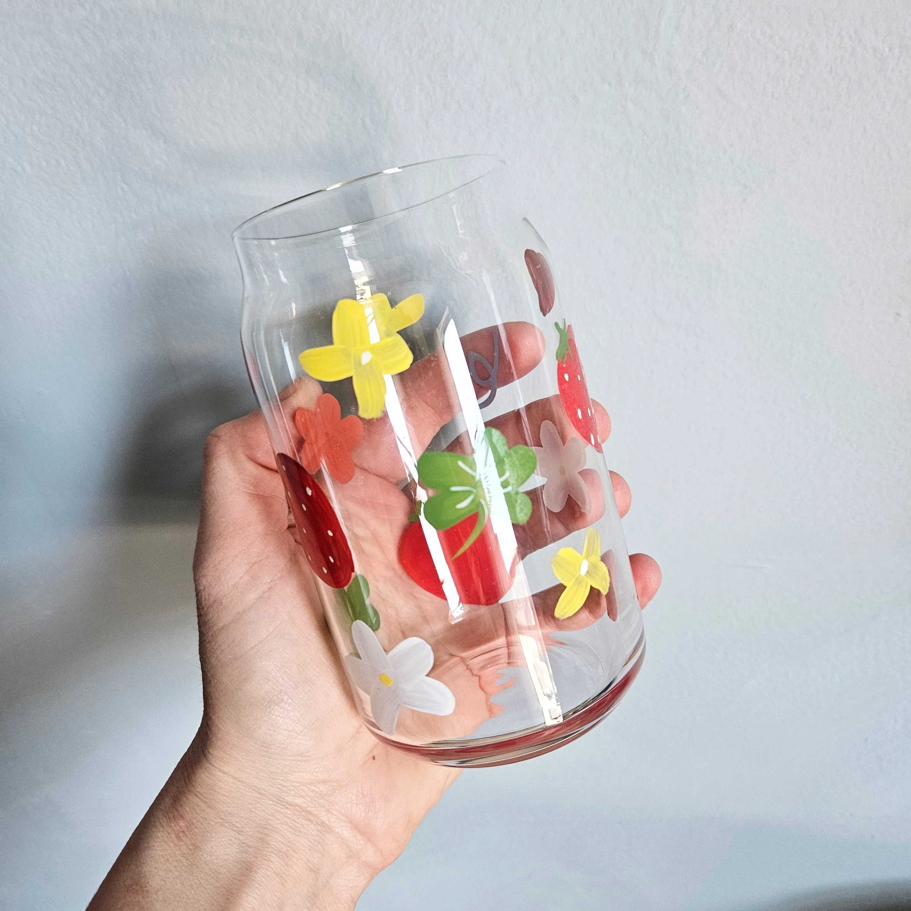 Verre à motifs fraises et fleurs seconde main - Image 3